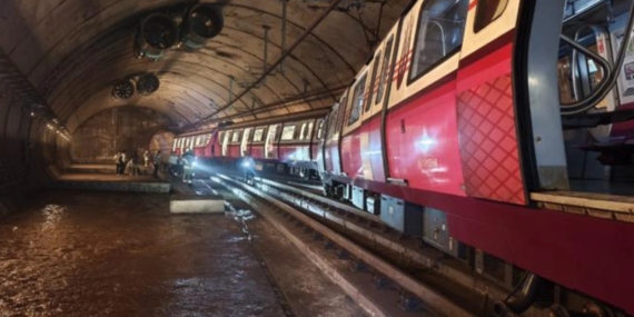 İSTANBUL M4 METRO HATTINDA TREN RAYDAN ÇIKTI