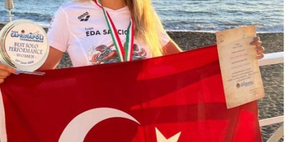 İzmirli Yüzücü Eda Savcıgil’den Tarihi Başarı Capri-Napoli Arasını 9 Saatte Geçti